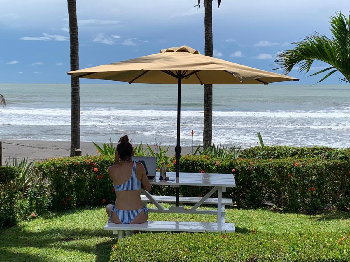 The Backyard Beachfront Hotel Хако Экстерьер фото