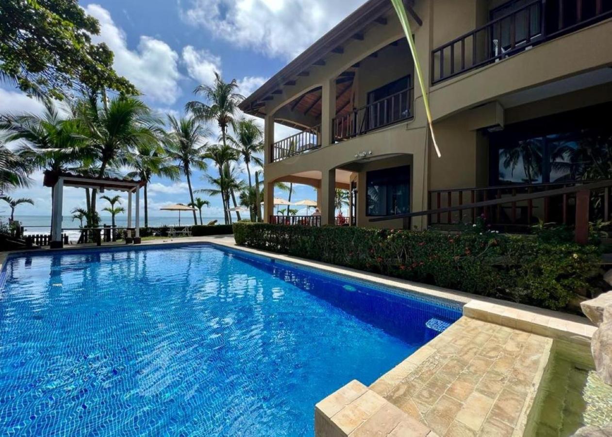 The Backyard Beachfront Hotel Хако Экстерьер фото