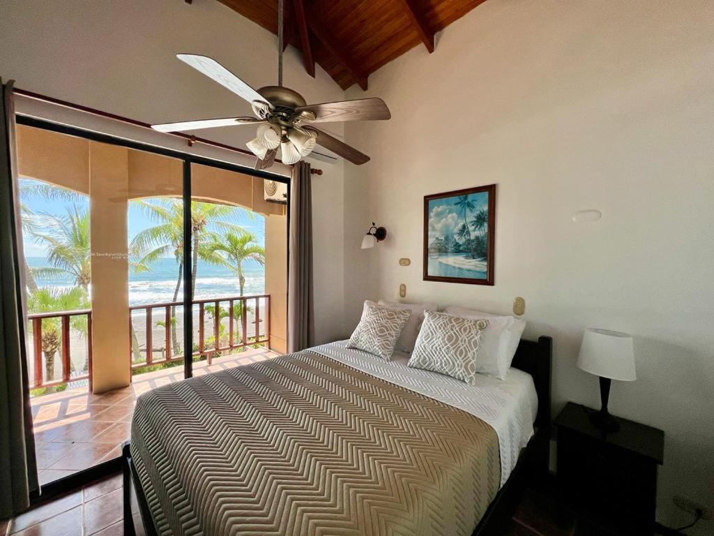 The Backyard Beachfront Hotel Хако Экстерьер фото