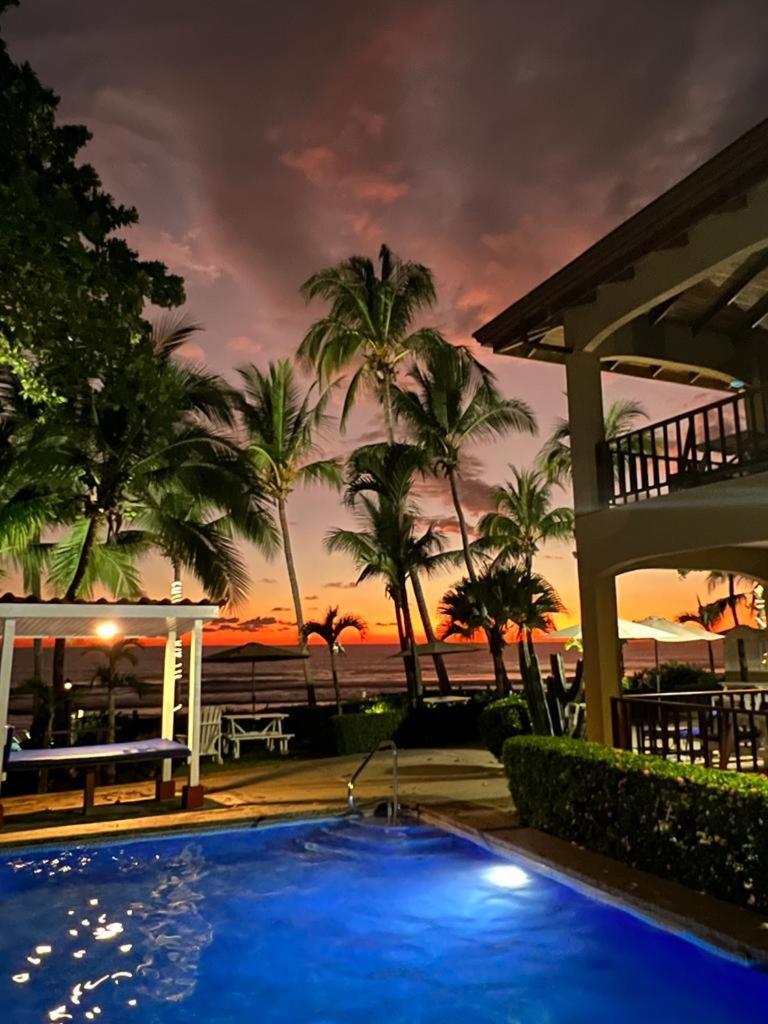 The Backyard Beachfront Hotel Хако Экстерьер фото