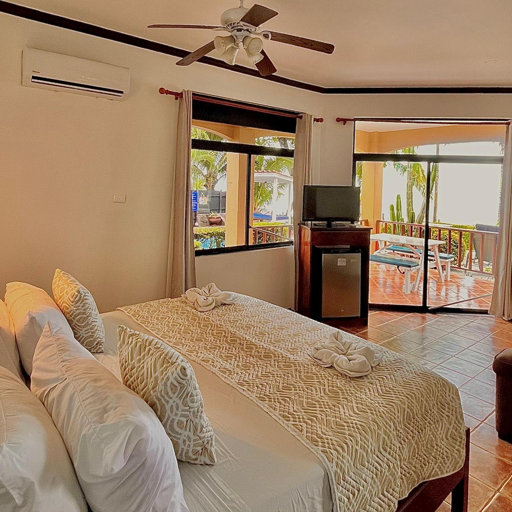 The Backyard Beachfront Hotel Хако Экстерьер фото