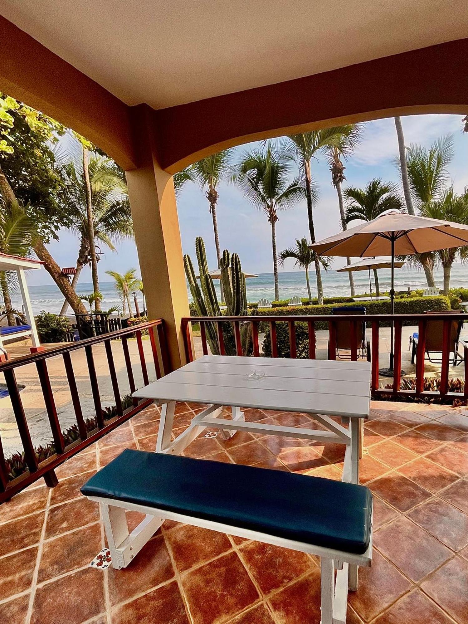 The Backyard Beachfront Hotel Хако Экстерьер фото