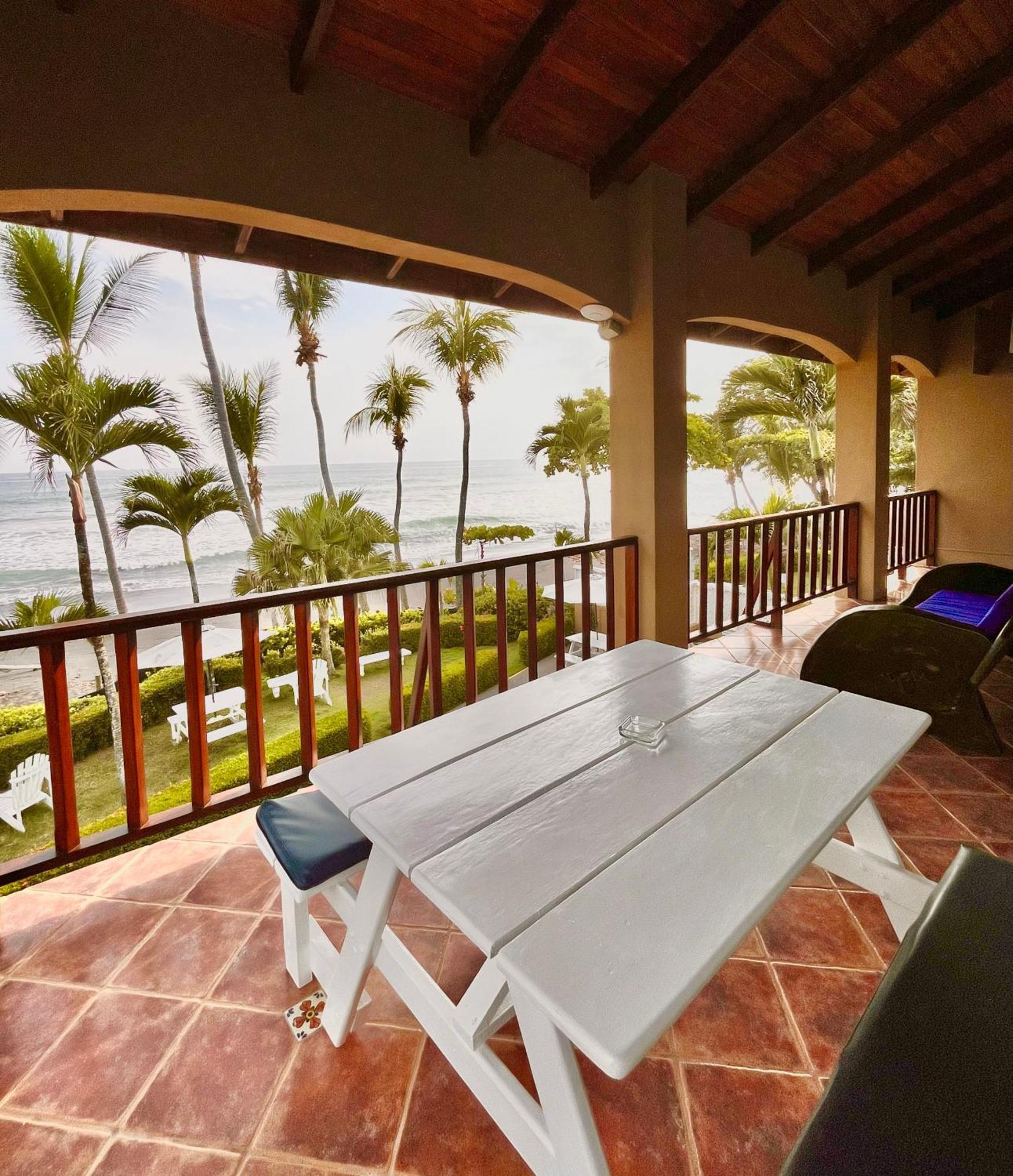The Backyard Beachfront Hotel Хако Экстерьер фото